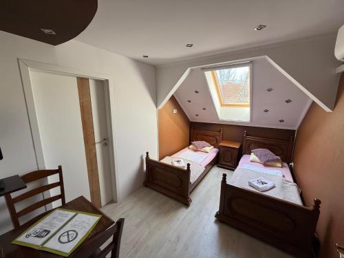 En eller flere senge i et værelse på Mosoly Apartman