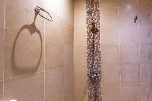 ein Badezimmer mit Dusche und Duschkopf in der Unterkunft Al Muhaidb Residence Al Malaz 7 - Economic in Riad