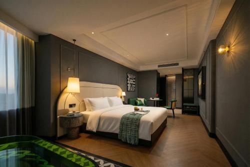 a hotel room with a bed and a window at 总统號外酒店 President HaoWai Hotel Guangzhou in Guangzhou