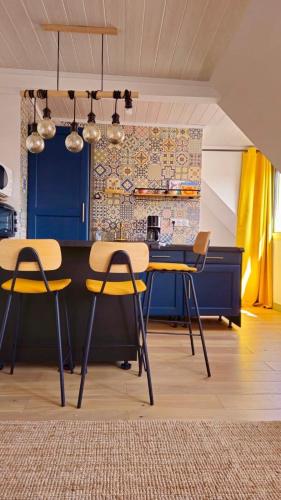 une cuisine avec une table et deux chaises dans une pièce dans l'établissement Studio proche plage, à Neufchâtel-Hardelot
