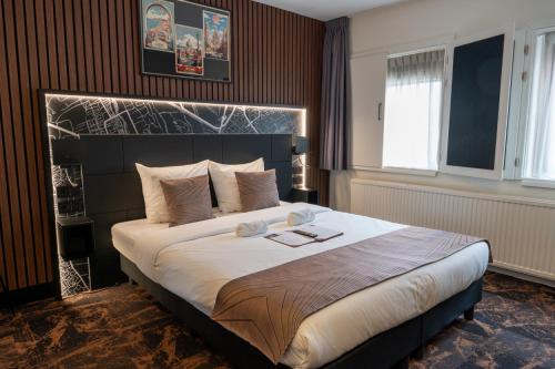 a bedroom with a large bed in a room at Hotel The Happy Traveler in Groningen