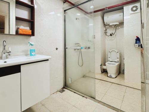a bathroom with a shower and a toilet at 泊金青年旅舍-深圳北站店 in Shenzhen