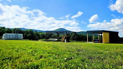 a gazebo in the middle of a grass field at Zacisze w Karkonoszach in Karpacz