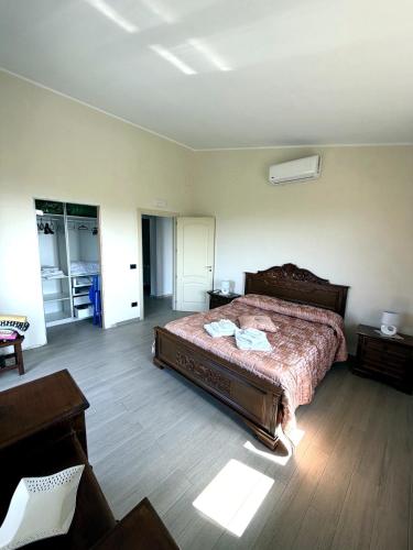 a bedroom with a large bed in a room at Casa Decastadio in Melito di Porto Salvo
