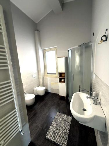 a bathroom with a sink and a shower and a toilet at Casa Decastadio in Melito di Porto Salvo