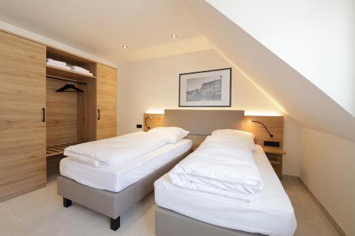 two beds in a room with a staircase at 3-2-1meins Schloss Burg bis 5 Pers DTV 4 Sterne Parkplatz WLAN Self Check-in in Remscheid