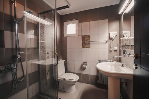 a bathroom with a toilet and a sink at Hotel Sumski Feneri in Trnovo