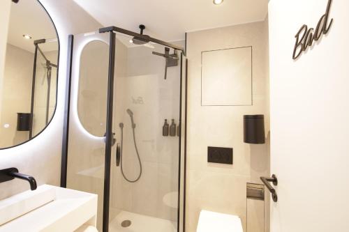 a bathroom with a shower with a glass door at 3-2-1meins Schloss Burg bis 5 Pers DTV 4 Sterne Parkplatz WLAN Self Check-in in Remscheid