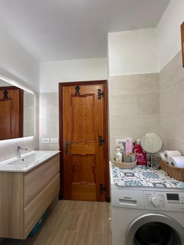 a kitchen with a washing machine and a sink at Cesira in Mareson