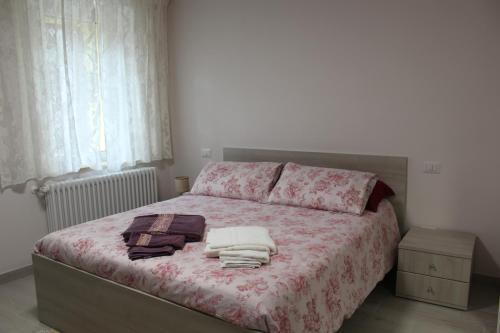 a bedroom with a bed with towels on it at Il silenzio delle colline Umbre - Vicino Todi in Todi