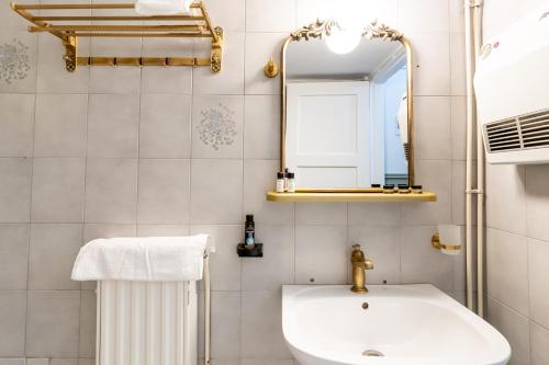 Neoclassico No4, Spacious 2BD in City Center