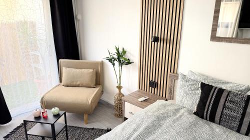 a small living room with a chair and a chair at Chloraka Bay Studio in Khlorakas