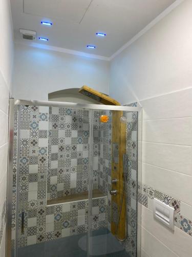 a shower with a glass door in a bathroom at Mono perfetto per Ospedale e Treni Check-in rapido in Livorno