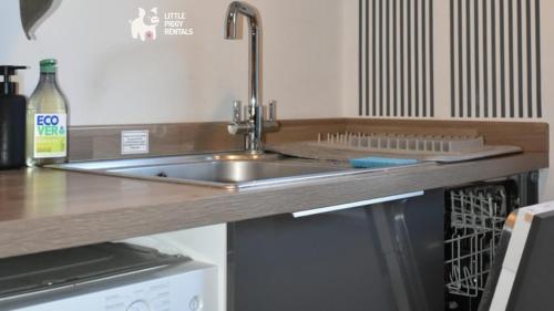 a kitchen with a sink and a counter top at Charming 1-Bed with Private Parking & Full Bath in Dunstable