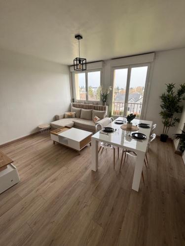 Logement 1 tesisinde bir oturma alanı
