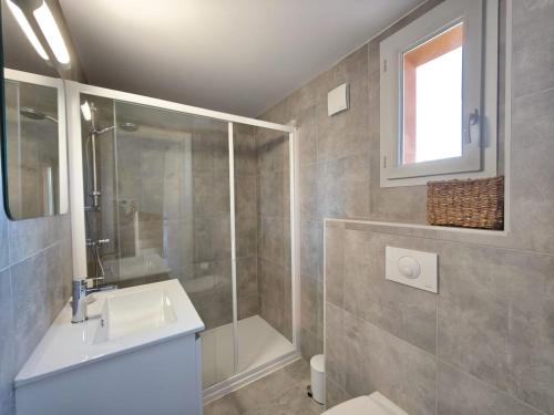 a bathroom with a shower and a sink and a toilet at Valduccina - T3 avec terrasse et piscine, proche de la plage in Lecci