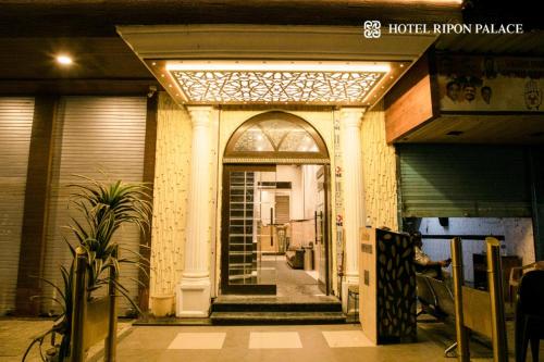 an entrance to a building with an archway at Hotel Ripon Palace in Mumbai