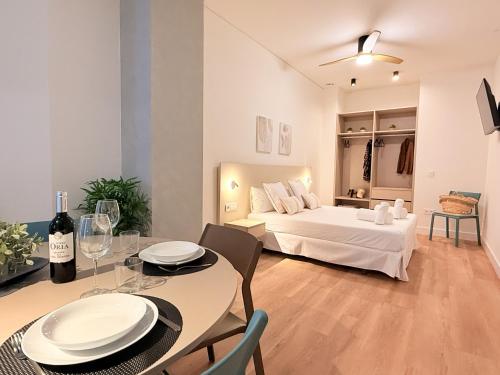 a living room with a bed and a table with chairs at Suite 1 Premium, accesible y luminoso by VidaCalma in Valencia