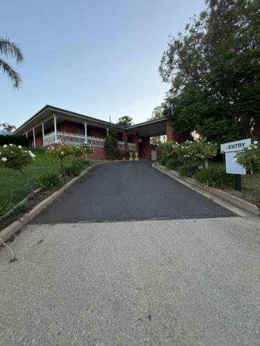 an empty road in front of a building at CAPRICORN MOTOR inn in Mulwala