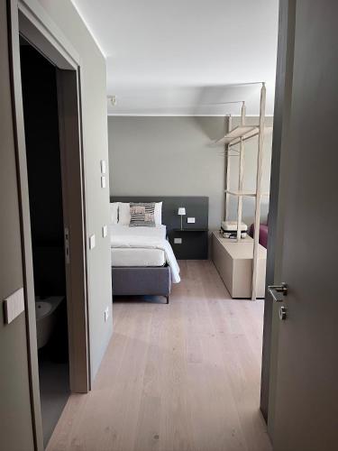 ein Schlafzimmer mit einem Bett und einer Leiter darin in der Unterkunft Ca' di Av in Berbenno di Valtellina