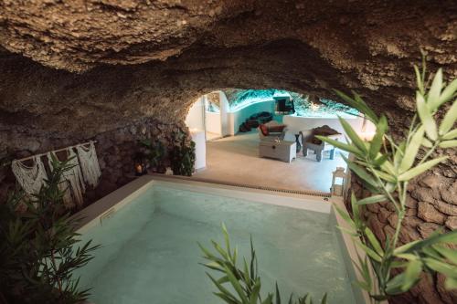 Cueva Thalia - luxury cave with heated indoor pool and garden