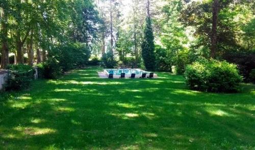 a garden with a table in the middle of a yard at Domaine Notre Dame des Anges in Lurs