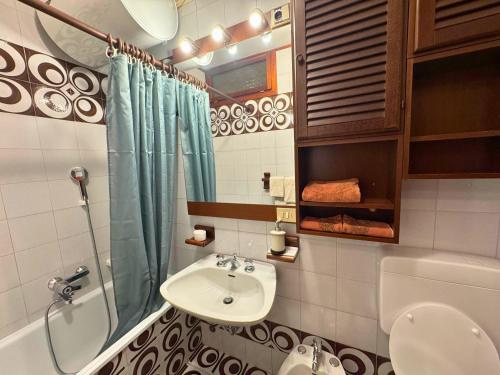 a bathroom with a sink and a shower and a toilet at Villa Manuela in Grado