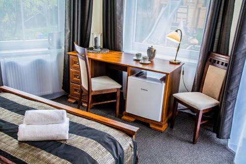 a bedroom with a desk and a bed and a desk and chair at Villa Amber in Sarbinowo