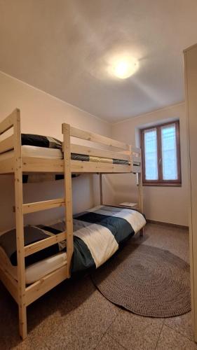 a bedroom with two bunk beds in a room at piccola Villa La Palma in Colazza