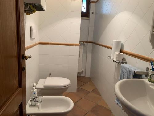 a small bathroom with a toilet and a sink at Pescasseroli center Case del Parco in Pescasseroli