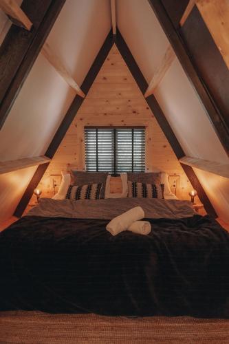 a bedroom with a large bed in a attic at Het Punthuisje in Lanaken