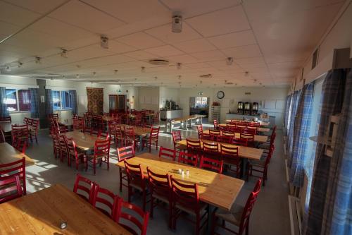 an overhead view of a restaurant with wooden tables and chairs at Voss Folkehøgskule in Vossevangen