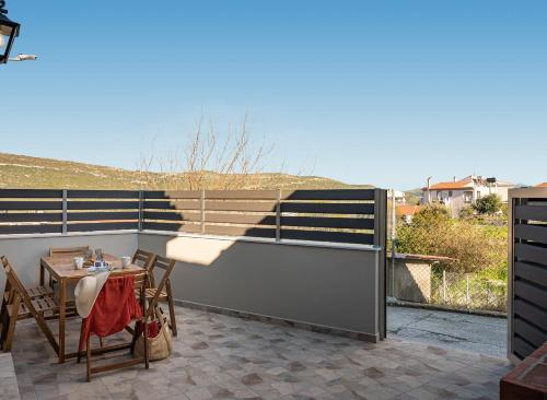 a patio with a table and chairs on a balcony at Sirius House in Mytilinioí