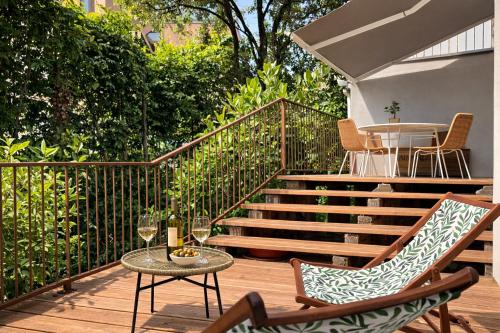 a deck with stairs and a table and chairs at STUDIO 14 - apt design con terrazza sul fiume - 2 biciclette incluse - vicino al centro in Treviso