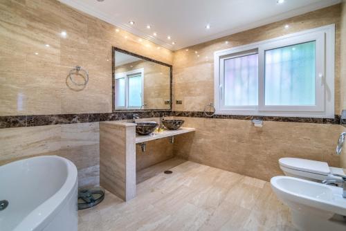 Andalusian Sun Villa with Private Pool & BBQ - EaW Homes