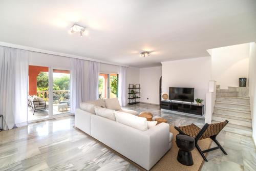 Andalusian Sun Villa with Private Pool & BBQ - EaW Homes