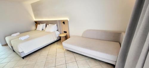 two beds in a small room with at Thinalos Hotel in (( Saoúli ))