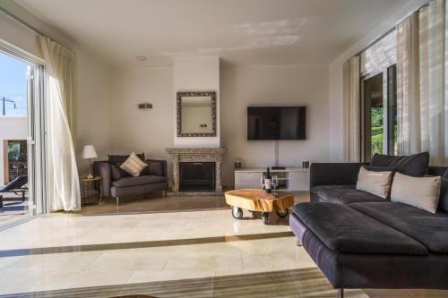 Casa Rosa: Exclusive Hilltop Estate with Heated Pool & Sea Views