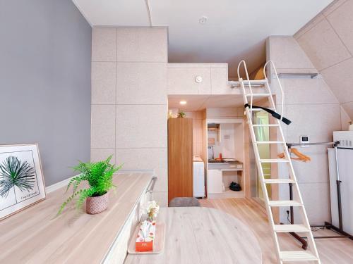 a room with a bunk bed and a ladder at Mori house ookubobiru in Tokyo