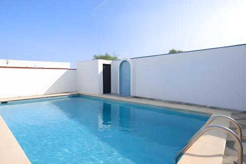 Chalet con piscina aceptamos solo familias con piscina privada y Jardin