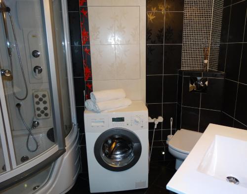 モスクワにあるInnDays on Novye Cherymushkiのバスルーム(洗濯機、トイレ付)