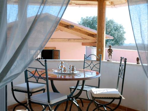 una mesa y sillas en el balcón de una casa en Casale la Rovere, en Montalto di Castro