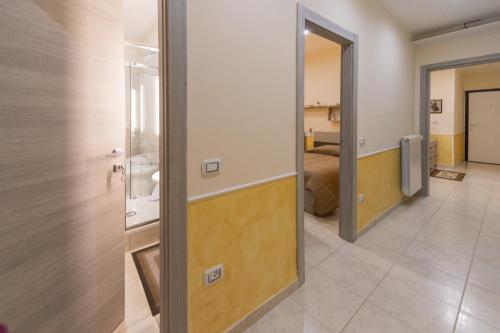a hallway with a door leading to a bedroom at Guest House Margherita in Caserta