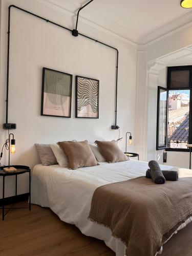 a white bedroom with a large bed in a room at Terrazas de la Catedral III in Castellón de la Plana