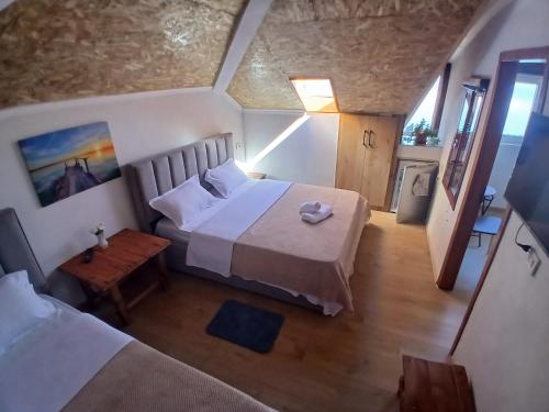 a view of a bedroom with a bed and a table at anjel home in Piskupat