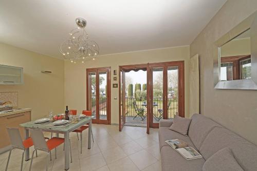 a living room with a couch and a table at Apt Il Barcone - Gardagate in Sirmione