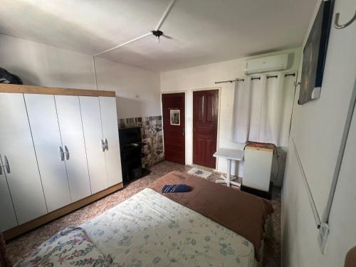 a bedroom with a bed and white cabinets and a ceiling at Carpe Diem Suítes in Belém