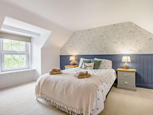 a bedroom with a bed with two teddy bears on it at 3 Bed in Kirriemuir oc-75284 in Kirriemuir