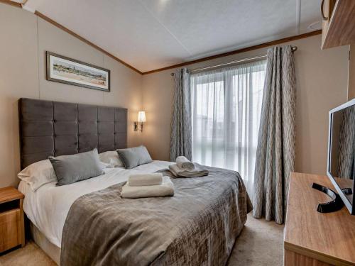 a bedroom with a large bed and a window at 2 Bed in St. Andrews oc-95035 in St. Andrews
