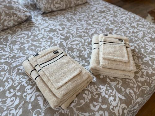 two towels sitting on top of a bed at L'Etape des Jacquets - Monistrol d'allier in Monistrol-dʼAllier